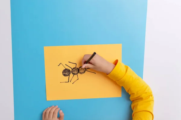 Hur man ritar en myra, ett enkelt konstprojekt för en förskola, DIY, steg 2 — Stockfoto