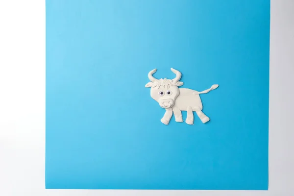 Easy bull modelling clay bastelkonzept für kind und kindergarten, jahr des ochs — Stockfoto