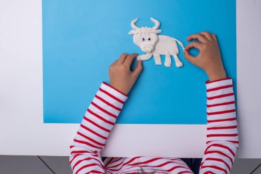 Çocuk ve anaokulu için boğa modelliği konsepti, öküz yılı.