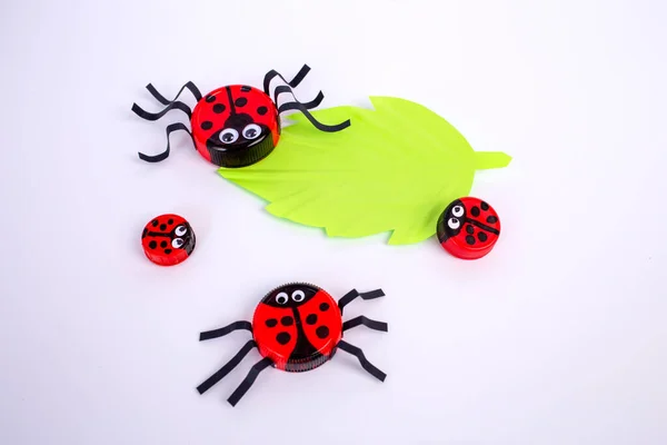 Jednoduché ladybug řemeslo pro děti, uzávěr láhve řemesla pro děti — Stock fotografie