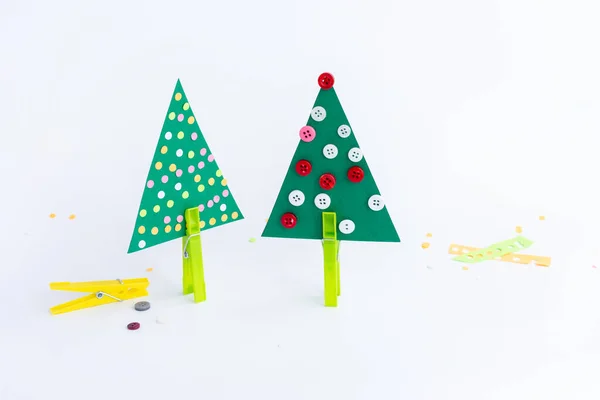 Artisanat arbre de Noël pour les enfants. Des projets faciles pour les enfants. Décorations de Noël pour enfants d'âge préscolaire — Photo