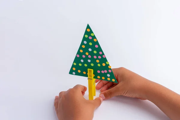 Creatividad de los niños. artesanía de medios improvisados. Artesanía árbol de Navidad. simple y barato. actividad para el niño —  Fotos de Stock