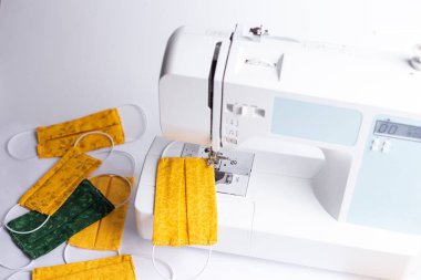 El yapımı yüz koruyucu maskeler, yeniden kullanılabilir kumaş maskeler.