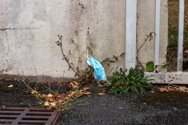 Kirli tıbbi maske yerde yatıyor.