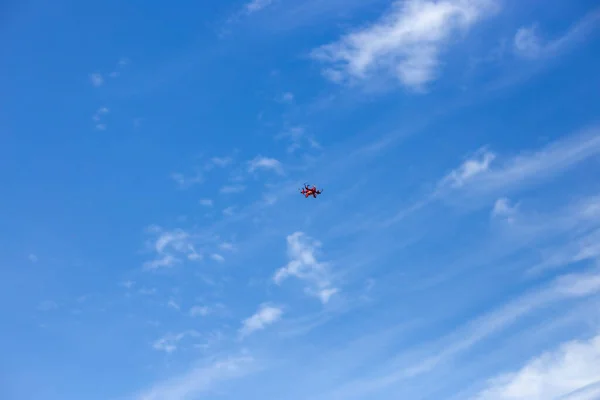 Drone de juguete muy pequeño para niños contra el cielo azul — Foto de Stock