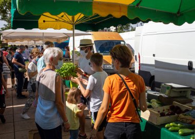 Angers, Fransa - 15 Ağustos 2020: Fransa 'nın pazar yerinde alışveriş yaparken yüz maskesi takan insanlar için açık havada maske takmak zorunludur.