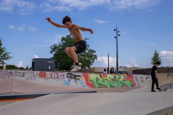 Angers, França - 15 de agosto de 2020: menino pula com seu skate no parque de skate — Fotografia de Stock