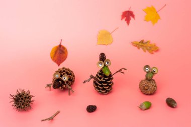 Çocuklar için çam kozalağı sanatı