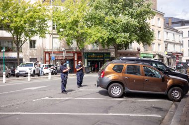 Angers France - 22 Ağustos 2020: maskeli müfettişler park ücretlerini kontrol ediyor, koruyucu maskeler takıyorlar.