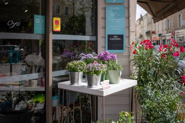 Angers France - 22 Ağustos 2020: Fransa 'da çiçekçi