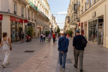 Angers, Fransa - 27 Ağustos 2020: Fransa 'da yüz koruyucu maske takan insanların maske takması zorunludur.