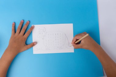 İnek çizen çocuk, kağıttan el işi, DIY, anaokulu ve okul yaratıcılığı