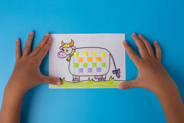 Коров'яче ремесло з паперу, DIY, дитячий садок та ідеї шкільної творчості — стокове фото