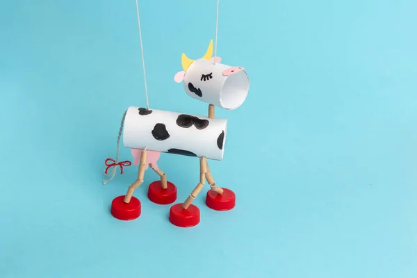 Rouleau de papier toilette vache artisanat pour enfant, activité facile à faire — Photo