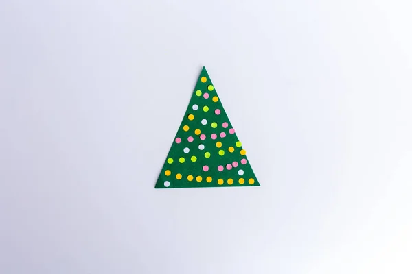 Рождественская елка в креативном треугольнике с цветными точками из бумаги — стоковое фото