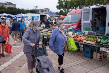 Angers, Fransa - 29 Ağustos 2020: Fransa 'da alışveriş yaparken yüz maskesi takan insanların açık havada maske takması zorunludur.