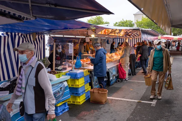 Angers, Frankreich - 29. August 2020: Personen mit medizinischer Gesichtsmaske beim Einkaufen auf dem Marktplatz in Frankreich, das Tragen von Masken im Freien ist obligatorisch — Stockfoto