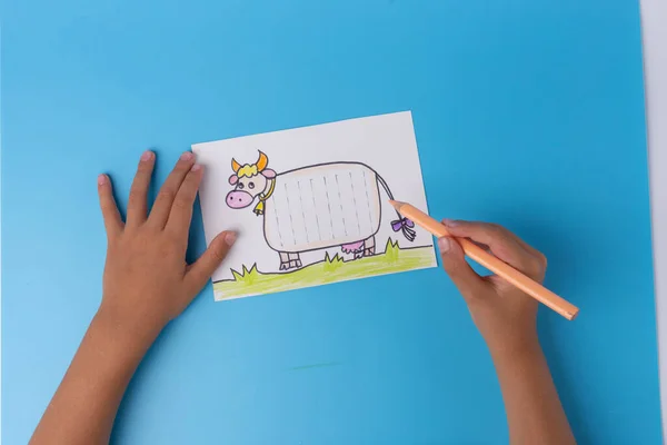 Çocuk inek boyuyor, basit kağıt işleri, DIY, anaokulu ve okul yaratıcılığı, anaokulu ve ebeveynler için etkinlik — Stok fotoğraf