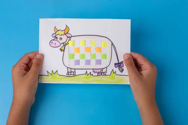 紙、 DIY 、幼稚園や学校の創造性のアイデアから牛の工芸品 — ストック写真