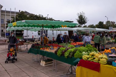 Fransa 'nın pazar yerinde alışveriş yaparken yüz maskesi takan insanlar açık havada maske takmak zorunludur.