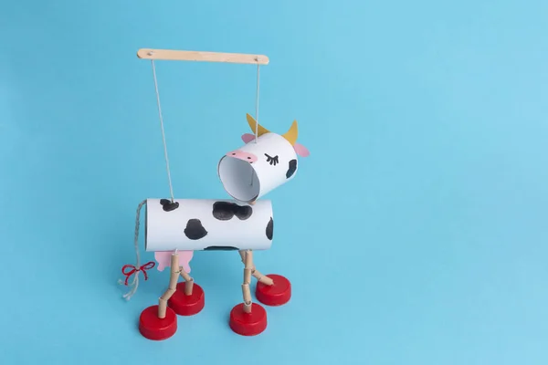Cow toilet paper roll craft for kid, easy activity to do — Stock Photo, Image