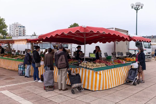 People wearing face protective mask while shopping in the market place at France , concept of wearing masks outdoor is mandatory — Stock Photo, Image