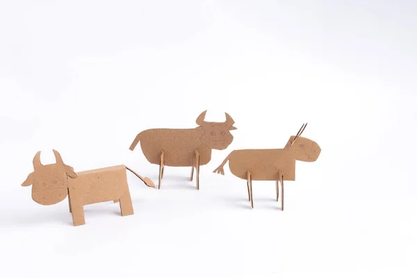 DIY για παιδιά, πώς να κάνει αγελάδα ή ταύρο από χαρτόνι χαρτί, βήμα1 — Φωτογραφία Αρχείου