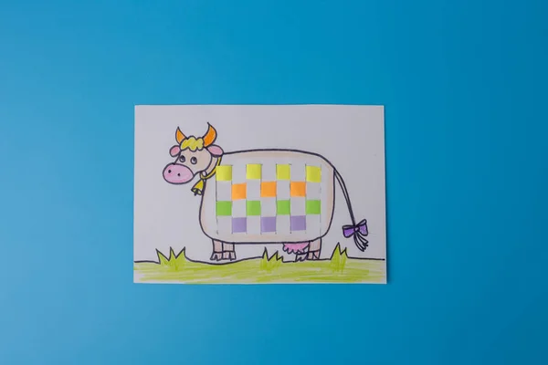 Kind malt Kuh, bastelt aus Papier, bastelt selbst, Kindergarten und Schule kreativ — Stockfoto