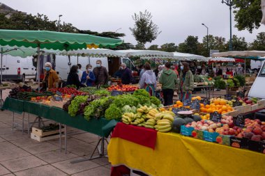 Angers, Fransa - 29 Ağustos 2020: Fransa 'da alışveriş yaparken yüz maskesi takan insanların açık havada maske takması zorunludur.