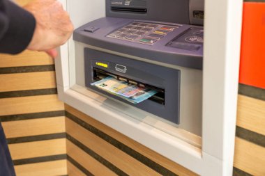 ATM 'de para, para çekme, para çekme.