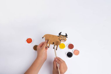 Geri dönüşüm kağıdından yapılmış boğa ve inek