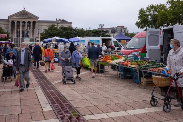 Angers, Fransa - 29 Ağustos 2020: Fransa 'da alışveriş yaparken yüz maskesi takan insanların açık havada maske takması zorunludur.