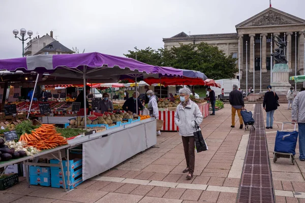 Angers, Fransa - 29 Ağustos 2020: Fransa 'da alışveriş yaparken yüz maskesi takan insanların açık havada maske takması zorunludur.
