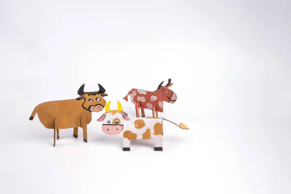 Bull and cow made of recycle cardboard paper — Stock Photo, Image
