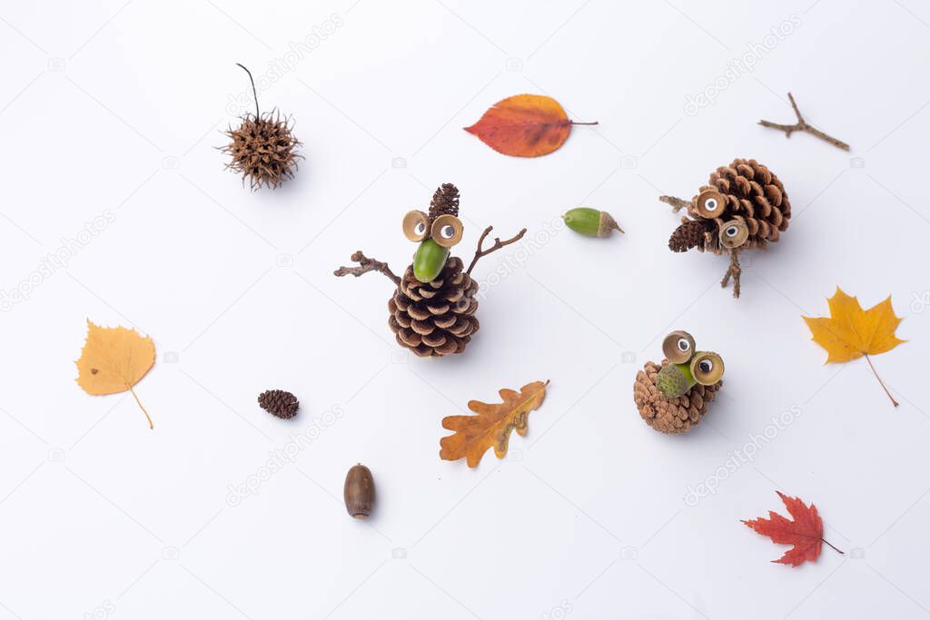 easy natural material craft for kids, handmade article made of pine cone and autumn leaves. Thanksgiving Day decoration.