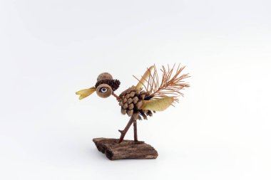 Çam kozalaklarından yapılan komik karakterler.