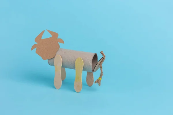为孩子们设计的牛工艺年，DIY — 图库照片