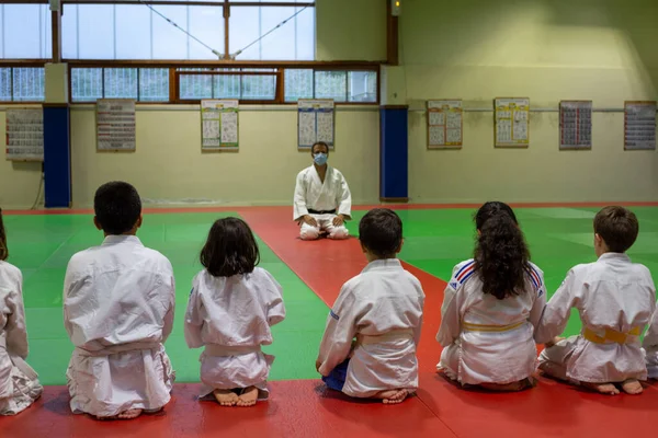 Spor olsun diye yüz maskesi takan insanlar