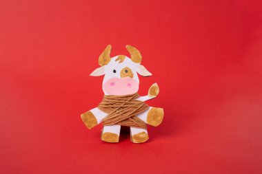 Kartondan yapılmış zanaat ineği. Tatil için küçük çocuklar için ucuz bir zanaat fikri.