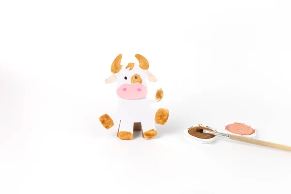Vache artisanale en carton, l'idée d'un simple artisanat pas cher pour les petits enfants pour des vacances, avant Noël — Photo