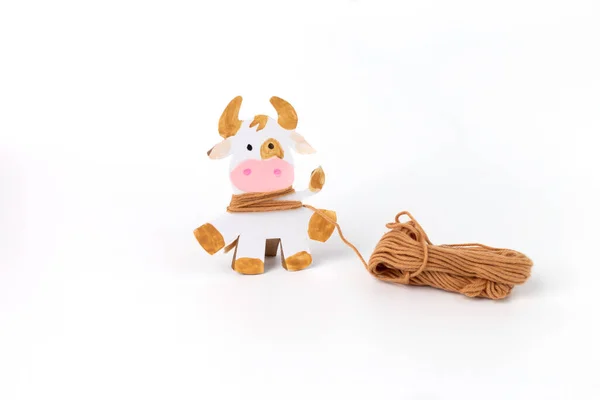 Vache artisanale en carton, l'idée d'un simple artisanat pas cher pour les petits enfants pour des vacances, idées créatives — Photo