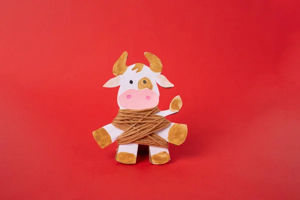 Vaca artesanal feita de papelão, a ideia de um simples ofício barato para crianças pequenas para um feriado — Fotografia de Stock
