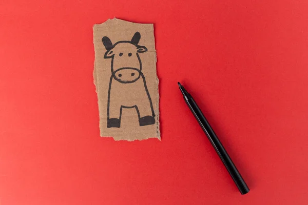 造纸艺术人物为孩子们设计的牛牛工艺,动物纸板人偶,孩子们在家里玩耍.牛年. — 图库照片