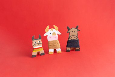 Çocuklar için el yapımı, üç farklı inek figürü.