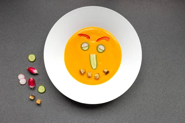 재미있는 장식을 한 아이들을 위한 가을 호박 수프 — 스톡 사진