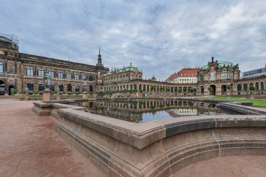 Dresden - Zwinger Sarayı 'ndaki Çin Pavyonu, Çeşme havuzuna yansıdı, Saksonya, Almanya, Dresden, 01.10.2018