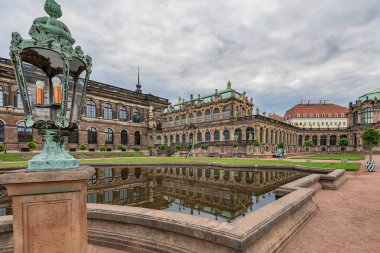 Dresden - Zwinger Sarayı 'ndaki Alman Pavyonu, Çeşme havuzuna yansıdı, Saksonya, Almanya, Dresden, 01.10.2018