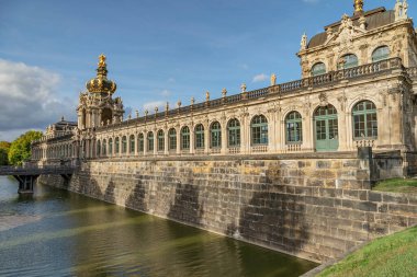 Dresden - Zwinger Sarayı ile Sunshine, Saxony, Almanya, Dresden 'deki Köprü ve Crown-Gate' e bakın, 03.10.2018