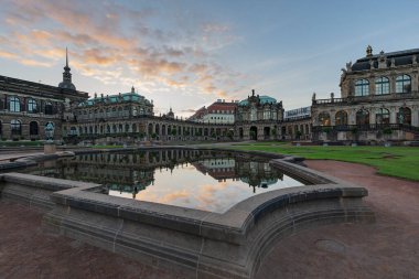 Dresden - Sunrise 'daki Zwinger Sarayı binalarına bakın, havuza, Saksonya' ya, Almanya 'ya, Dresden' e, 04.10.2018