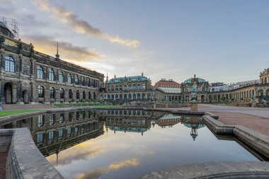 Dresden - Zwinger Palace Binalarına Bakış, Sunrise, Saksonya, Almanya, Dresden, 04.10.201 'de Sky-Fire ile havuza yansıdı
